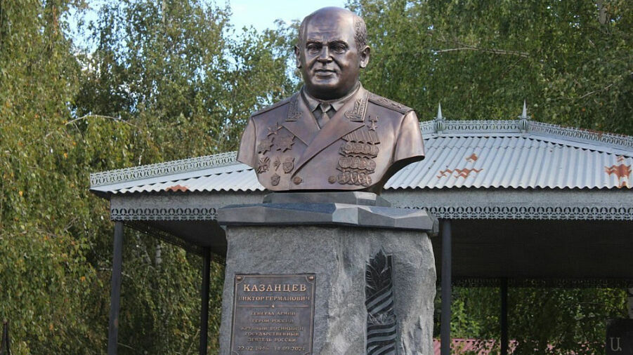 В Краснодаре открыли памятник Герою России Виктору Казанцеву