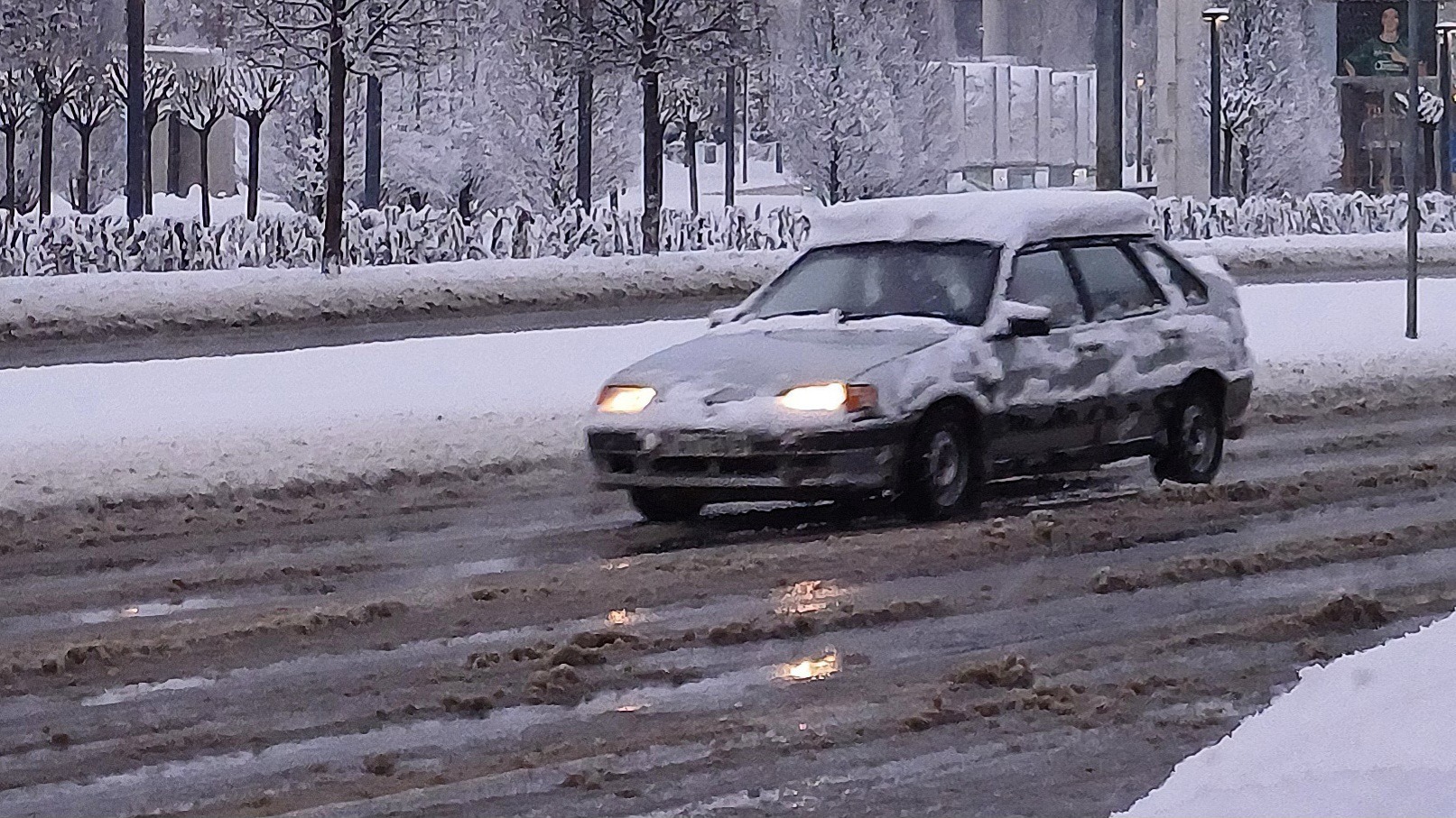 Ночью в Краснодаре продолжили чистить улицы от снега и гололеда
