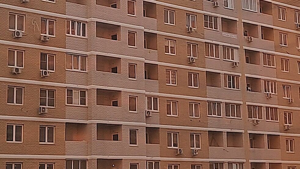 Из окна многоэтажки в Краснодаре выпал 18-летний подросток