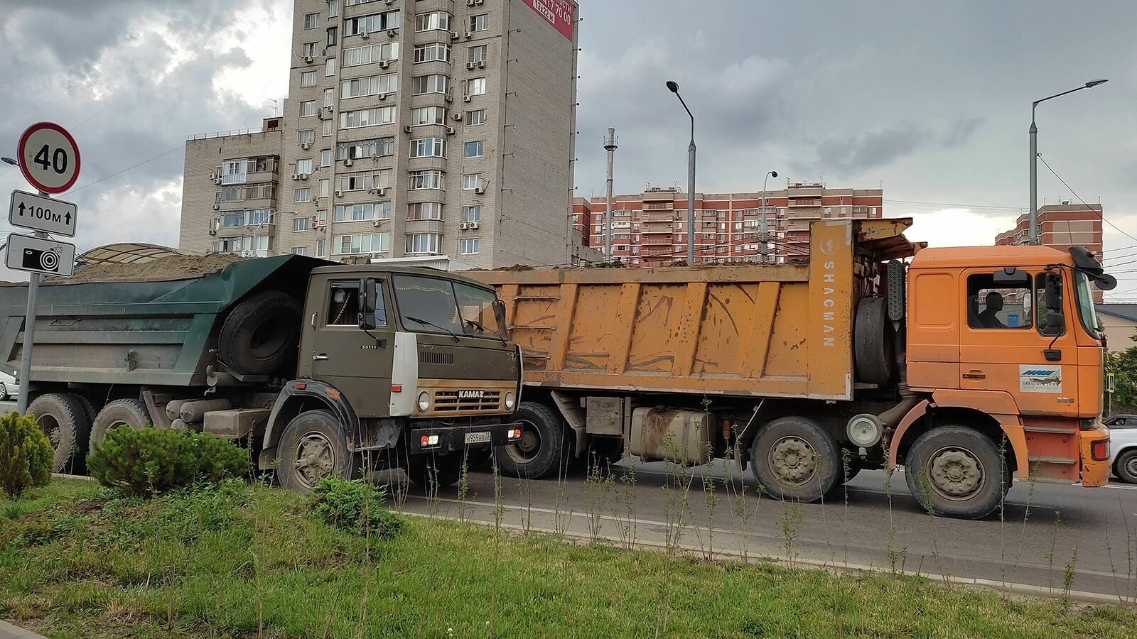 Как тяжелые грузовики уничтожают асфальт в городе: считаем, объясняем