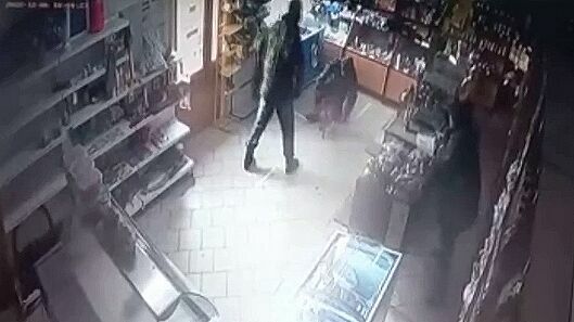В Каневском районе Кубани мужчина избил пенсионерку в магазине