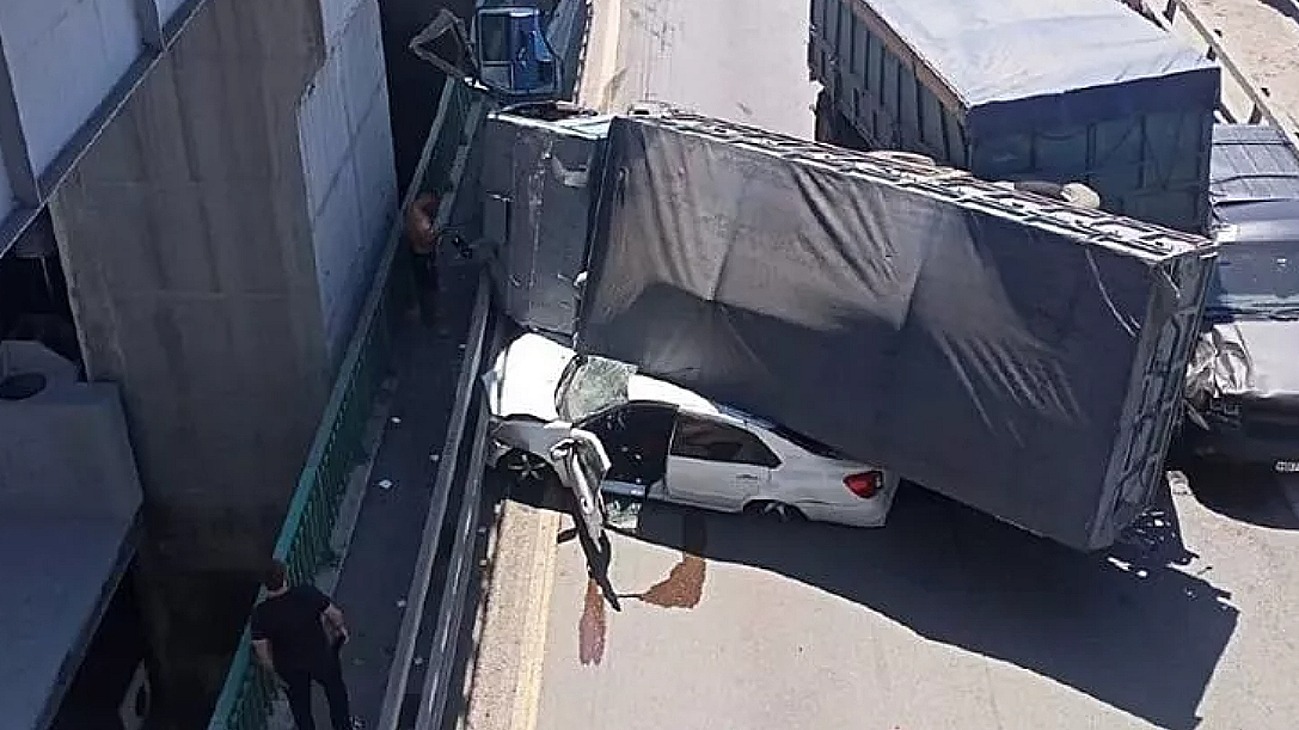 На трассе «Дон» под Краснодаром грузовик опрокинулся на легковой автомобиль