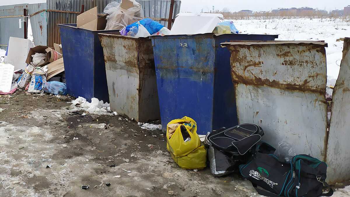 На закрытую свалку в Абинске вывозят мусор