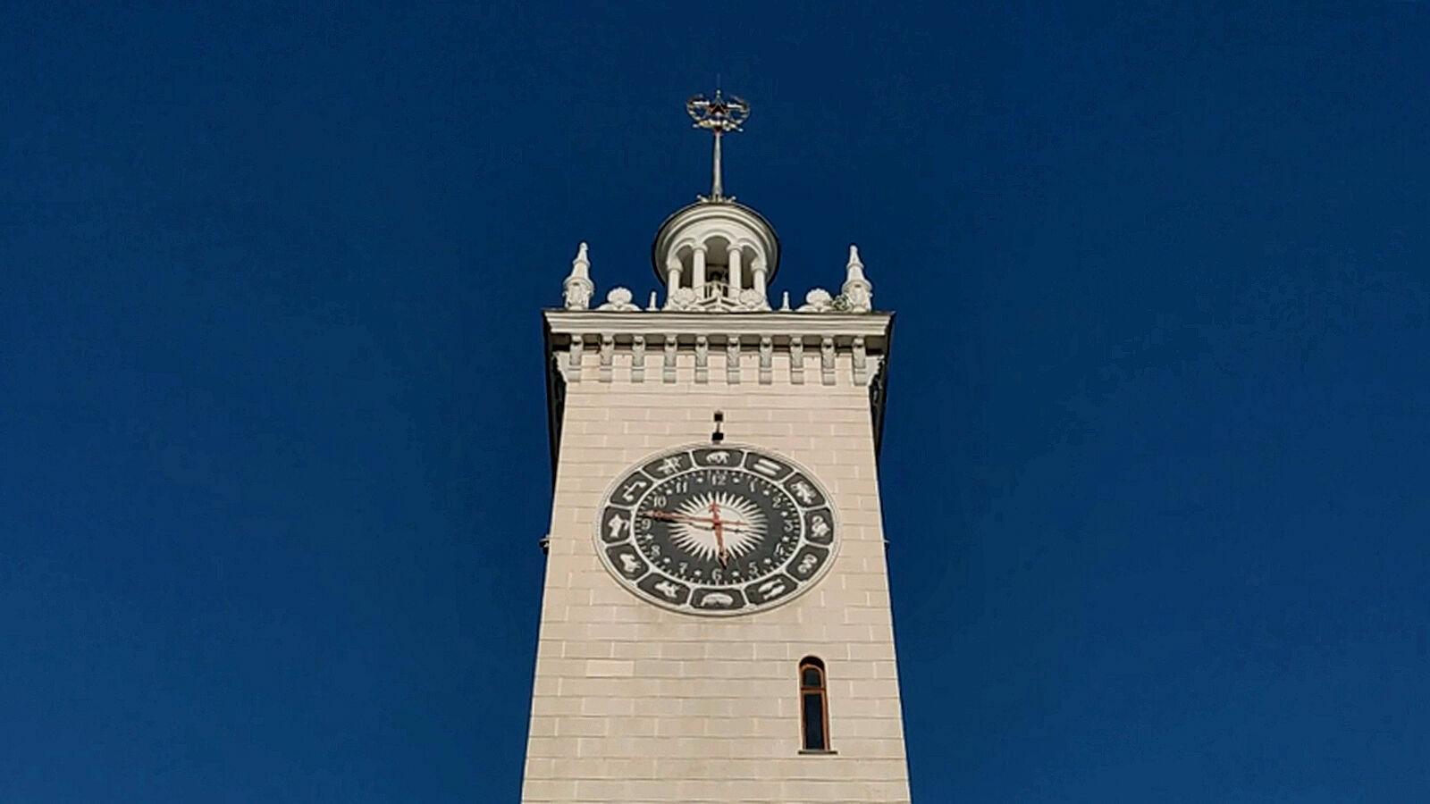 Загадка вокзала в Сочи: что скрывают часы на башне