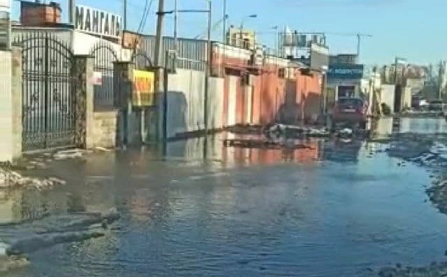 Жильцы жалуются на разлив новой «реки» на улице Красных Партизан в Краснодаре