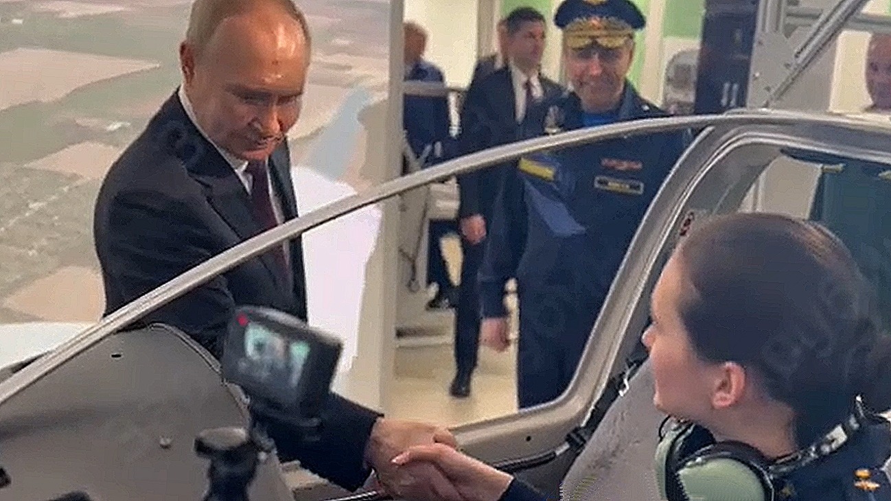 Путин в Краснодаре встретился с выпускницами Высшего военного авиационного училища