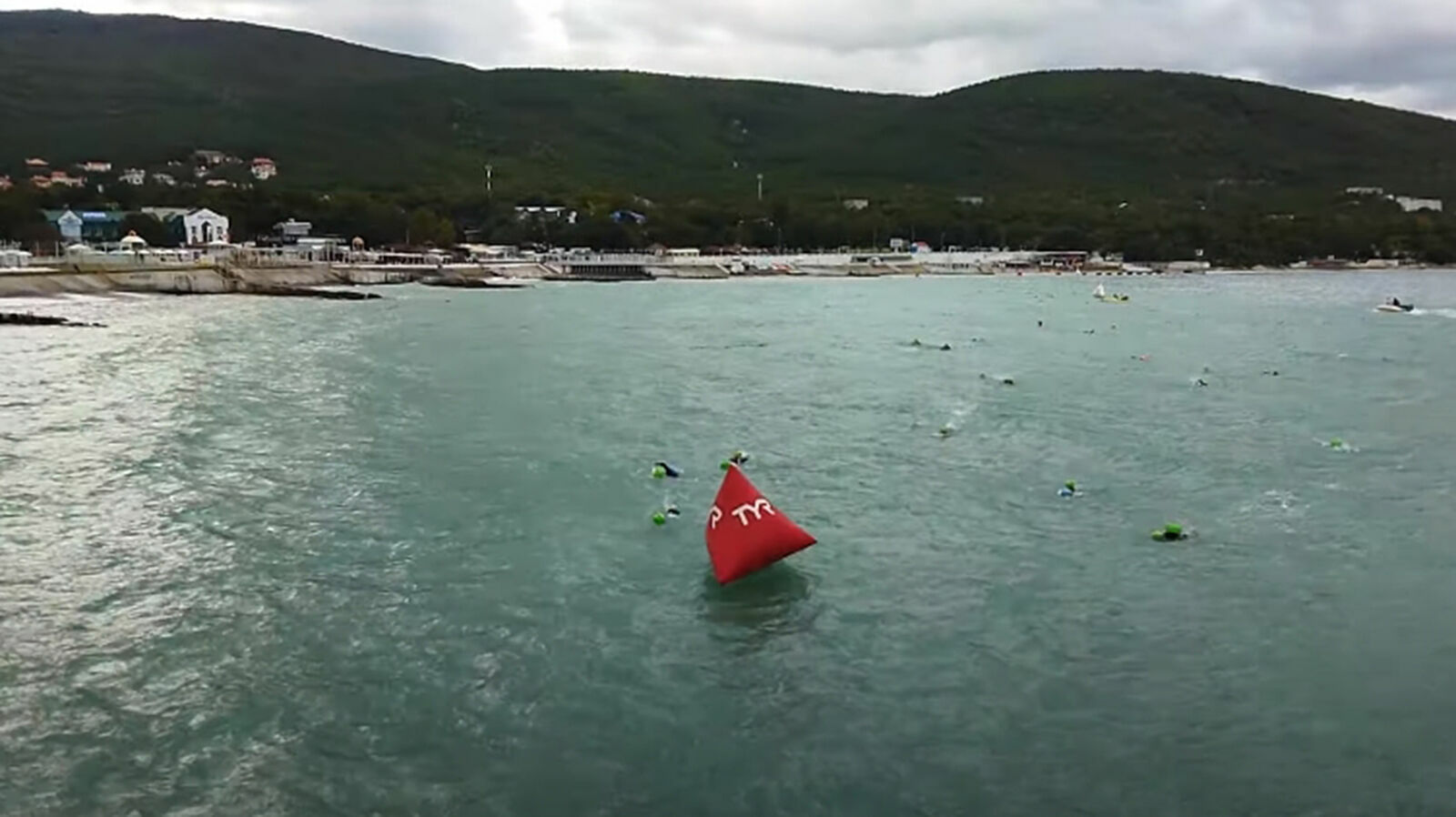 Участники заплыва «Swimcup 21» попали в нефтяное пятно под Геленджиком