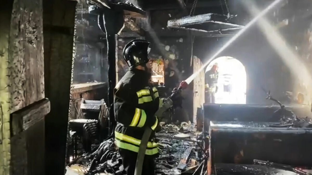 В Сочи на улице Платановой загорелась крыша одного из кафе