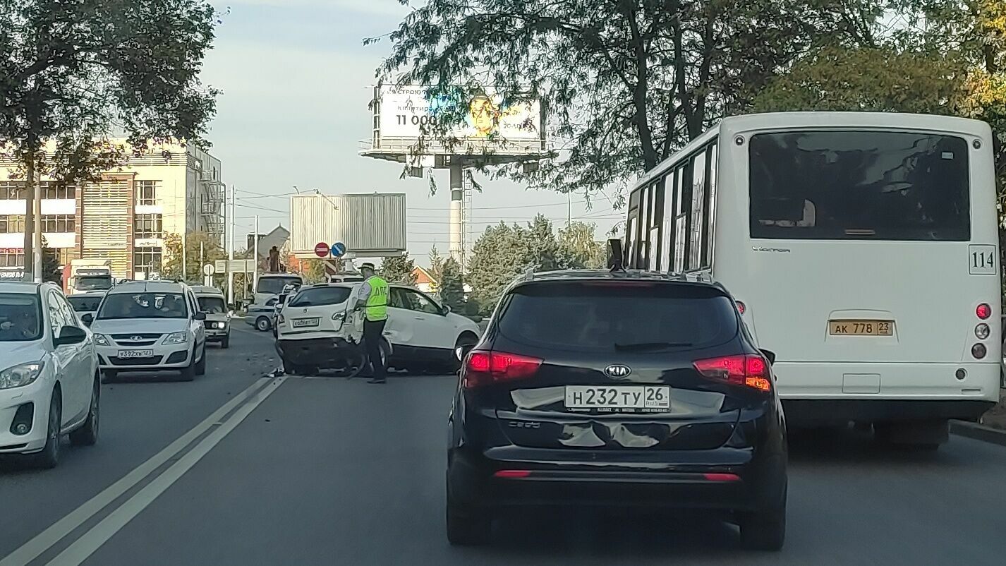 Крупное ДТП на улице Лукьяненко: столкнулись три автомобиля, образовалась пробка