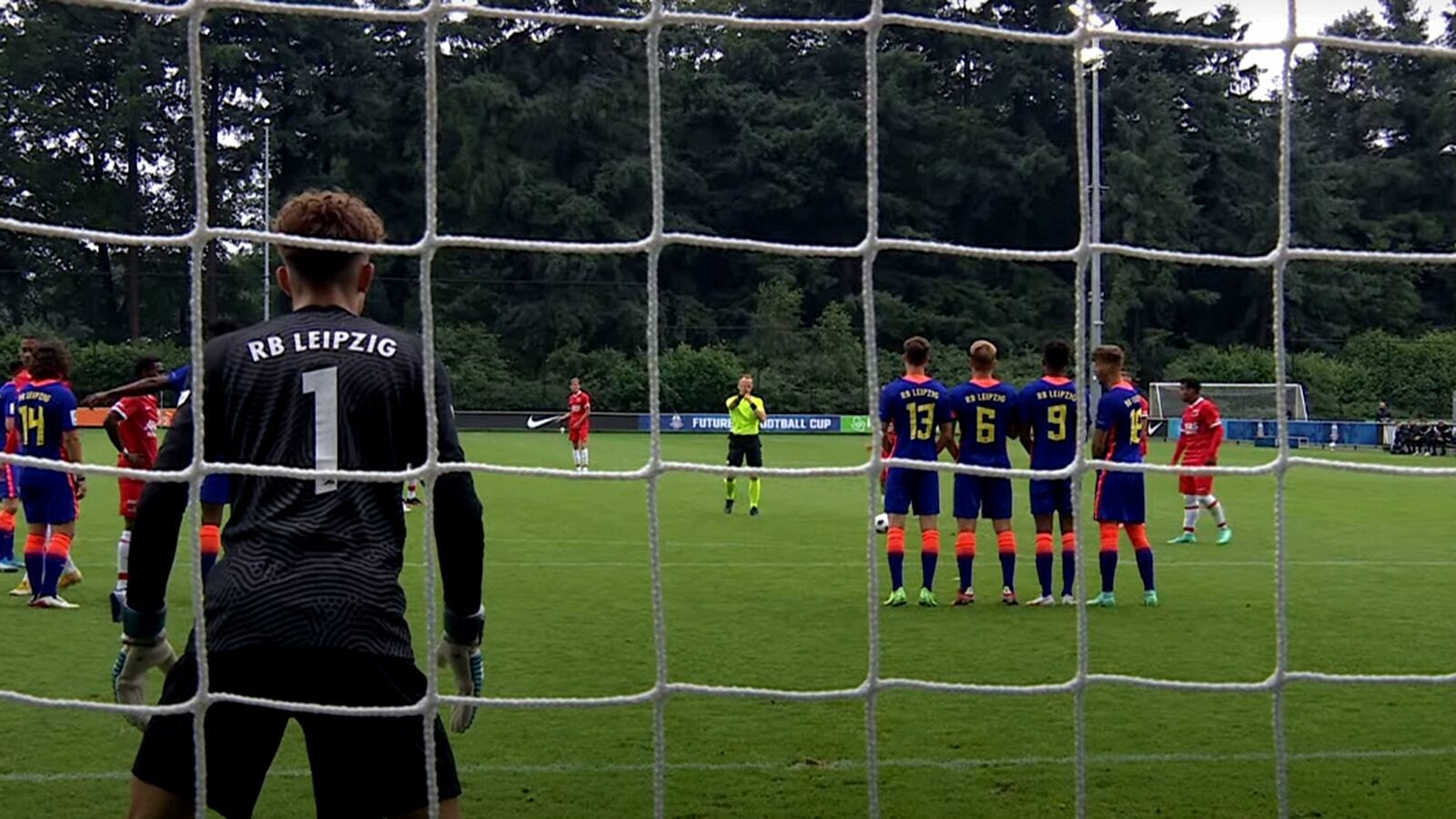 Футбол по новым правилам протестировали в Нидерландах: тайм по 30 мин и аут с ноги