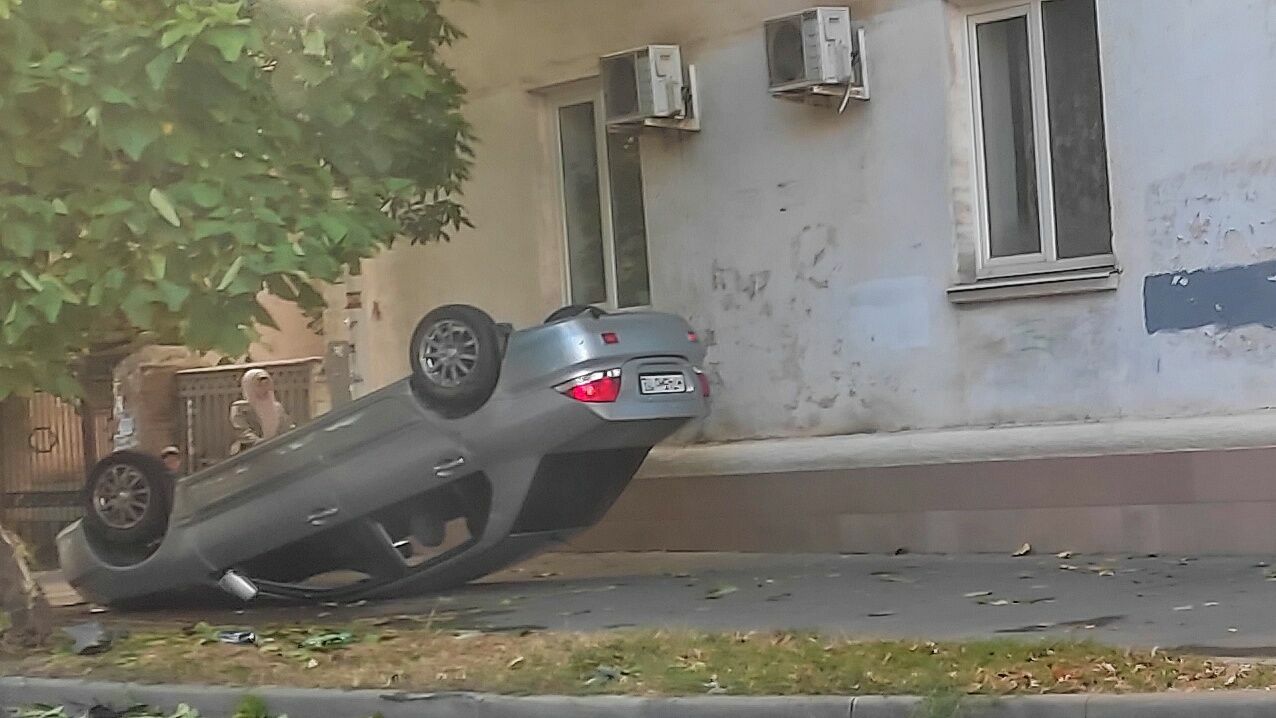 На улице Гаврилова в Краснодаре произошло ДТП: перевернулась машина