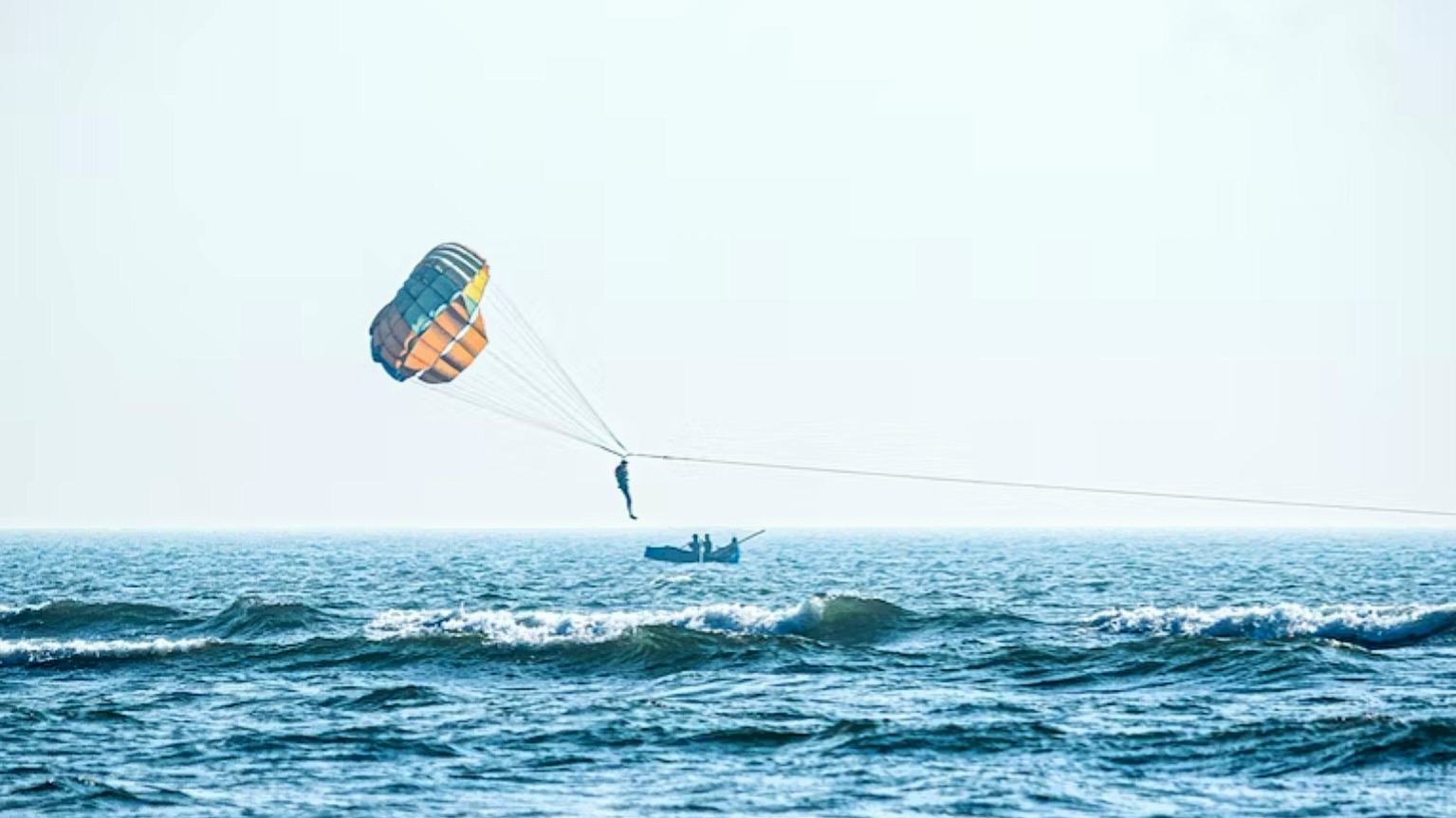 В Геленджике запретили полеты на парашютах, парапланах и воздушных шарах