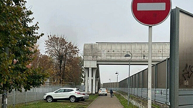 Жители пожаловались на стихийную парковку у школы №50 в Краснодаре