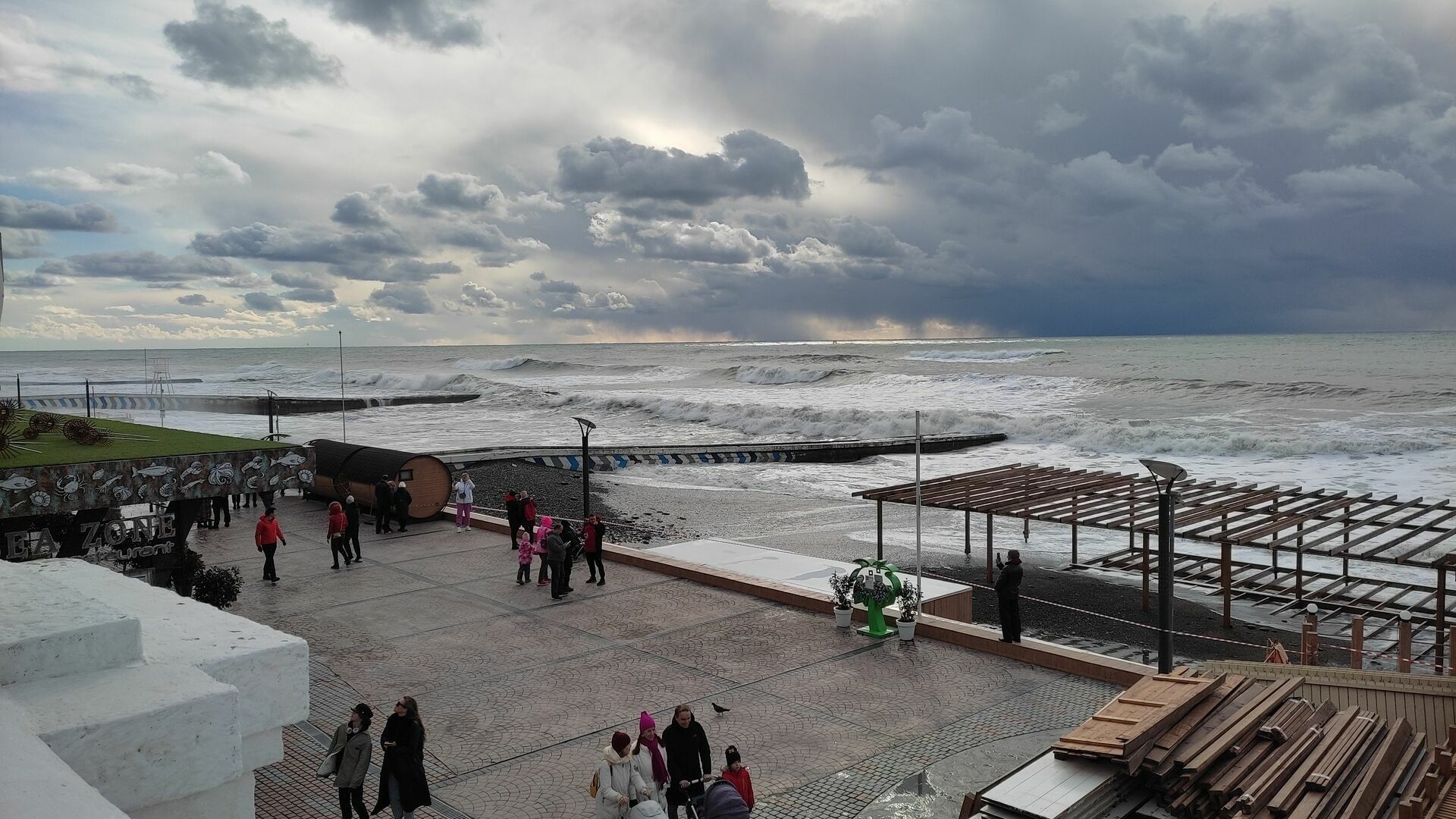 В Сочи шторм смыл часть пляжа «Маяк» на Приморской набережной: видео