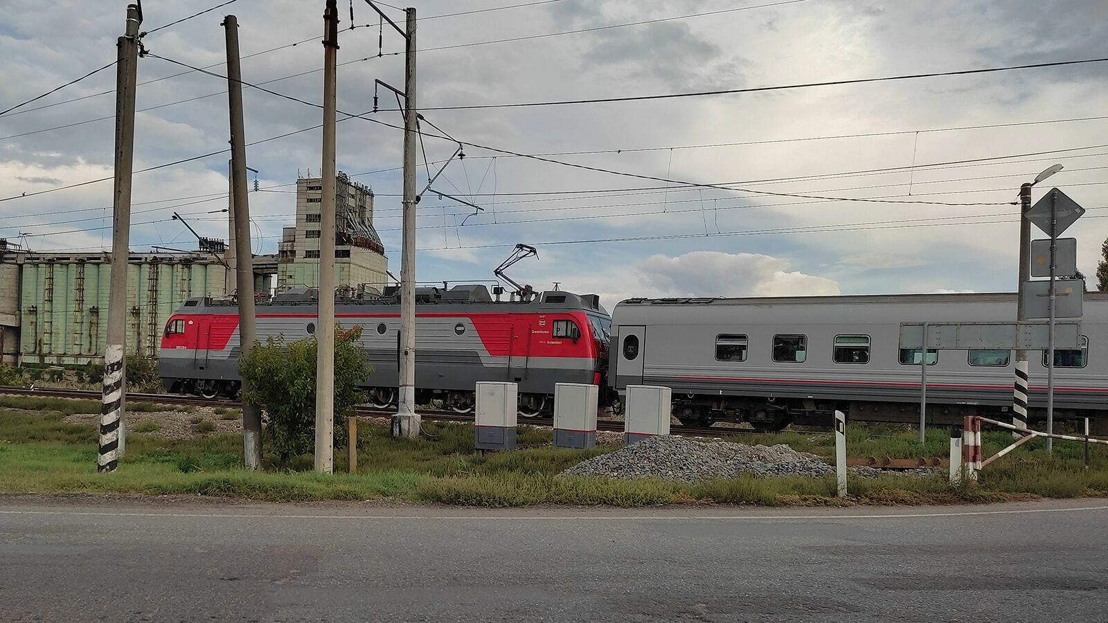 Поезд столкнулся с автомобилем в Туапсинском районе, водитель сбежал с места ДТП